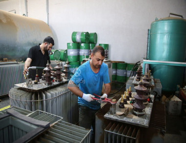 بالصور:العتبة الحسينية تعمل على انتاج المحولات الكهربائية وتنشأ معملا لتصليح المعطوبات
