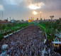 شاهد بالصور :صلاة العيد بين الحرمين الشريفين وسط كربلاء