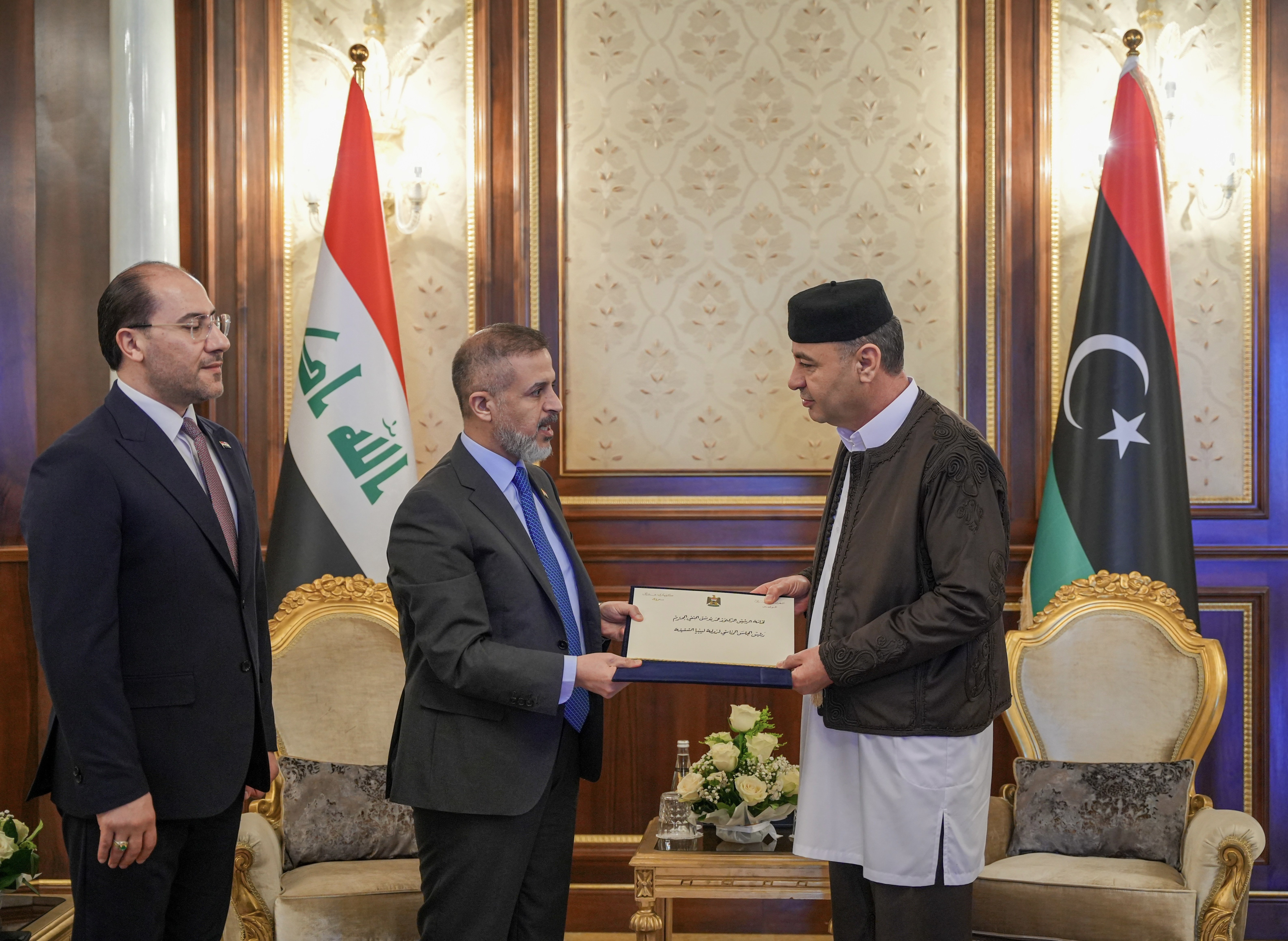 تميم يسلم المجلس الرئاسي في ليبيا دعوة رسمية لحضور القمة العربية