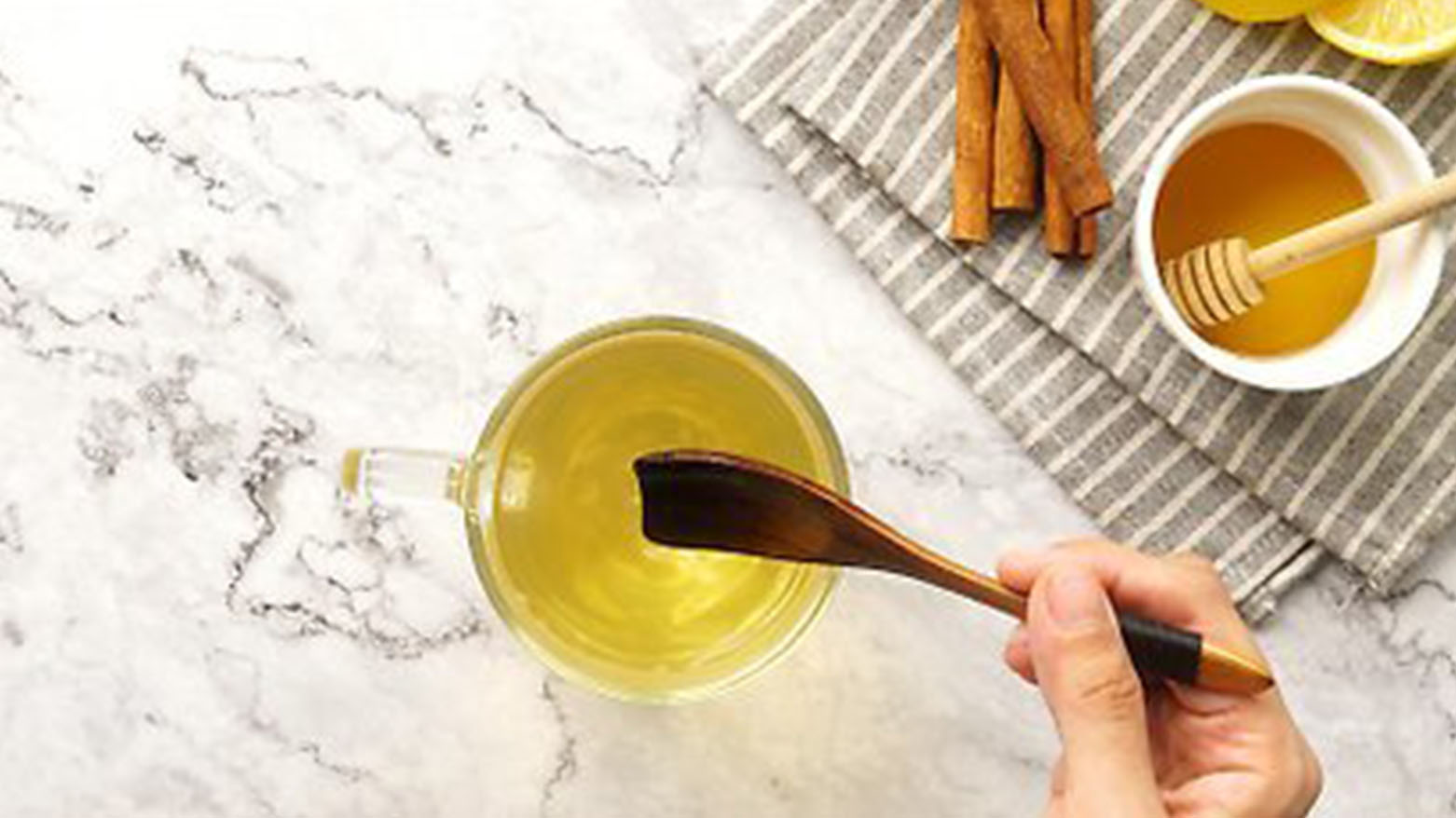 5 فوائد في شرب الماء الدافئ مع العسل كل صباح