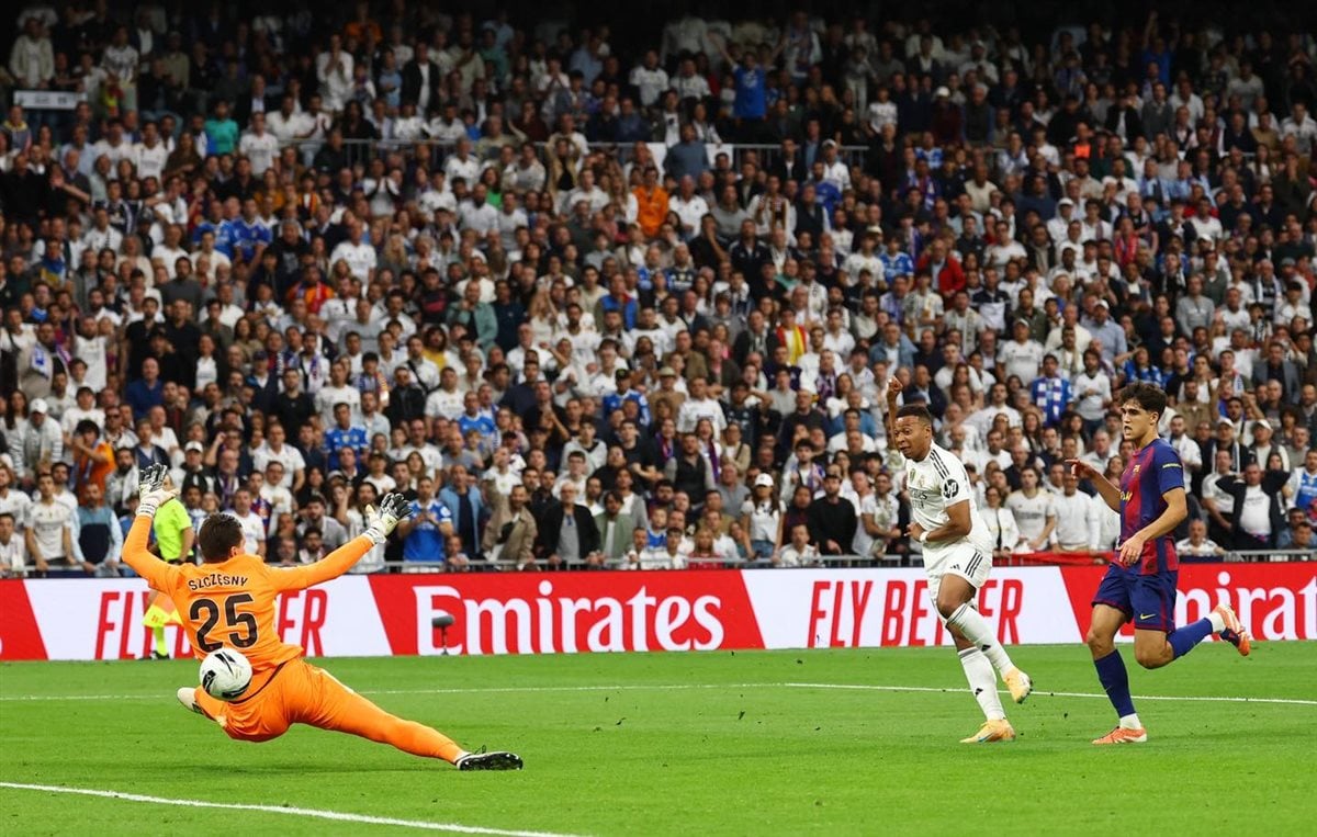 ريال مدريد يفوز على برشلونة 2-1 ويبتعد بصدارة الدوري الإسباني