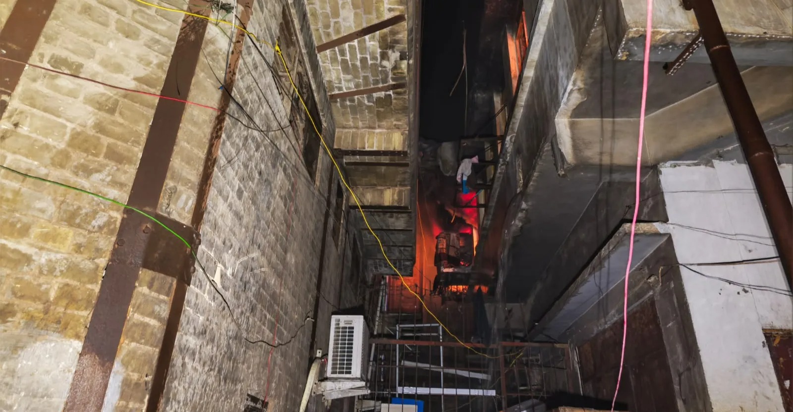 بغداد.. فرق الدفاع المدني تكافح حريقاً كبيراً في شارع الرشيد وتنقذ 4 عالقين