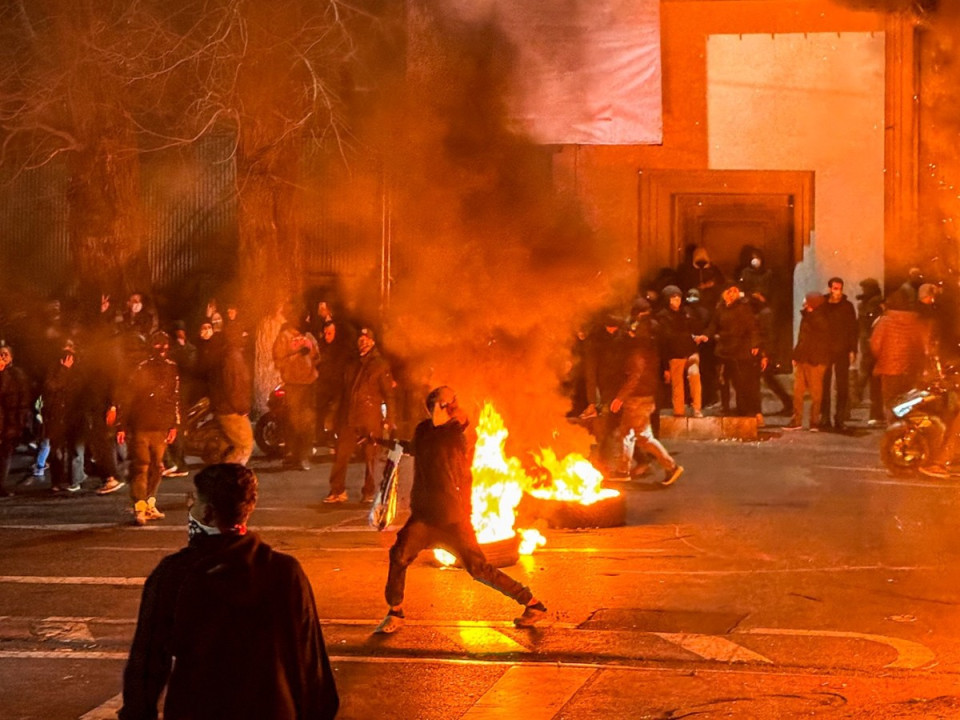 تلقى تدريبه في أربيل.. إيران تعلن مقتل قائد مجموعة مسلحة هاجمت مركز شرطة في طهران