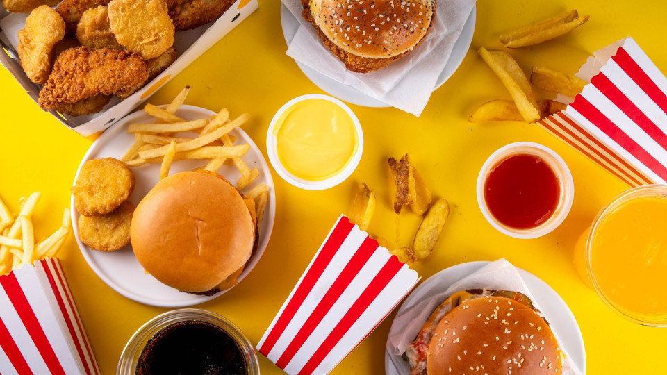 تعرف عليها.. أطعمة يومية "تسمم" جسمك بالبلاستيك دون أن تشعر