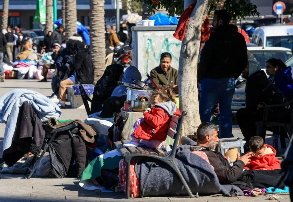 احتياجات لا تُرى.. معاناة اللبنانيات في رحلة النزوح من الجنوب