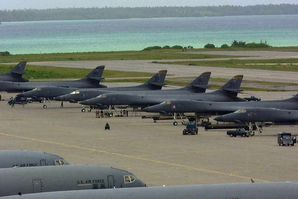 تبعد عنها بنحو 4000 كيلو متر.. إيران تطلق صواريخ باليستية على قاعدة دييغو غارسيا الأميركية