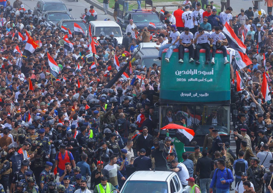 لاعبو المنتخب العراقي يتجولون في بغداد احتفالا بالتأهل لكأس العالم