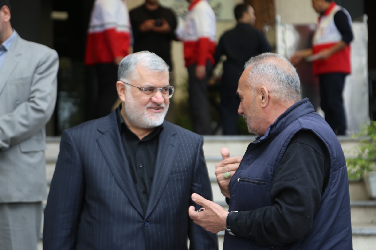 وهي تخوض حربا شرسة.. في ايران محافظ.. وبدلة محلية.. وطماطم