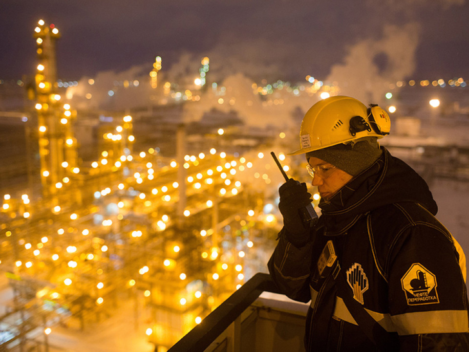 ترامب يخالف تصريحات وزير خزانته ويجدد استثناء النفط الروسي