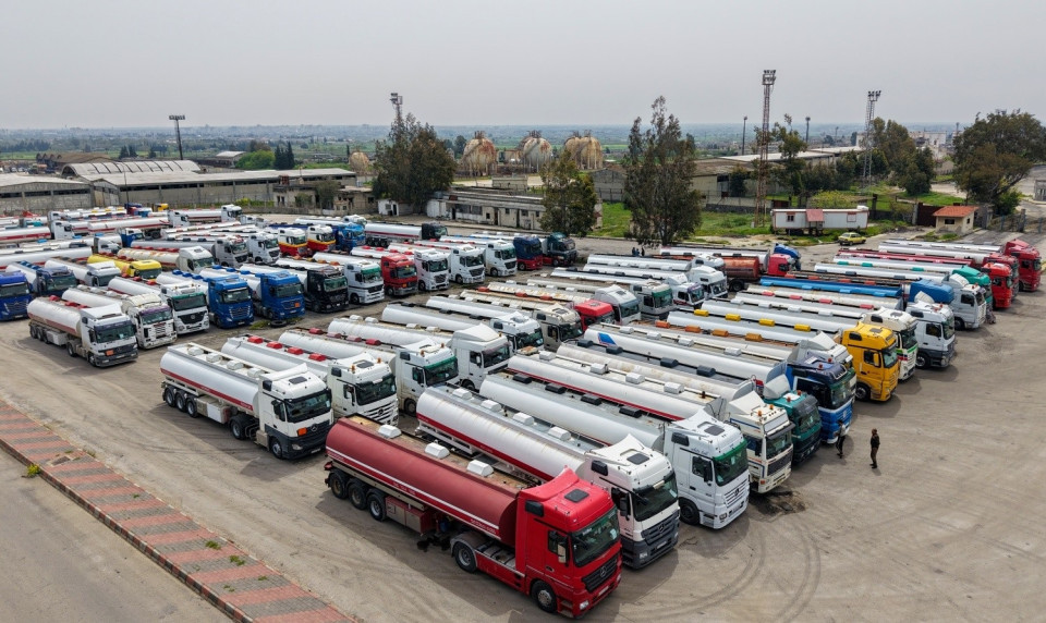 سوريا تبدأ تسلُّم "الفيول" العراقي لتأمين احتياجاتها من الكهرباء (صور)