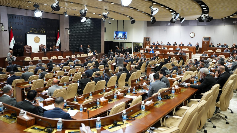اتفاق برلماني على منح الراتب الاسمي كاملاً للإجازات طويلة الأمد للموظفين (نص مقترح القانون)