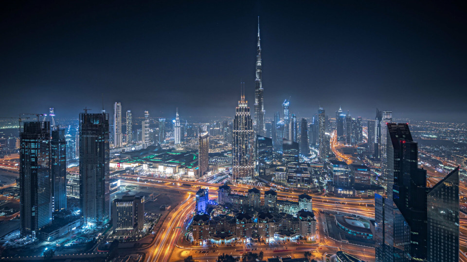 الإمارات تعلن قطع العلاقات التجارية مع إيران