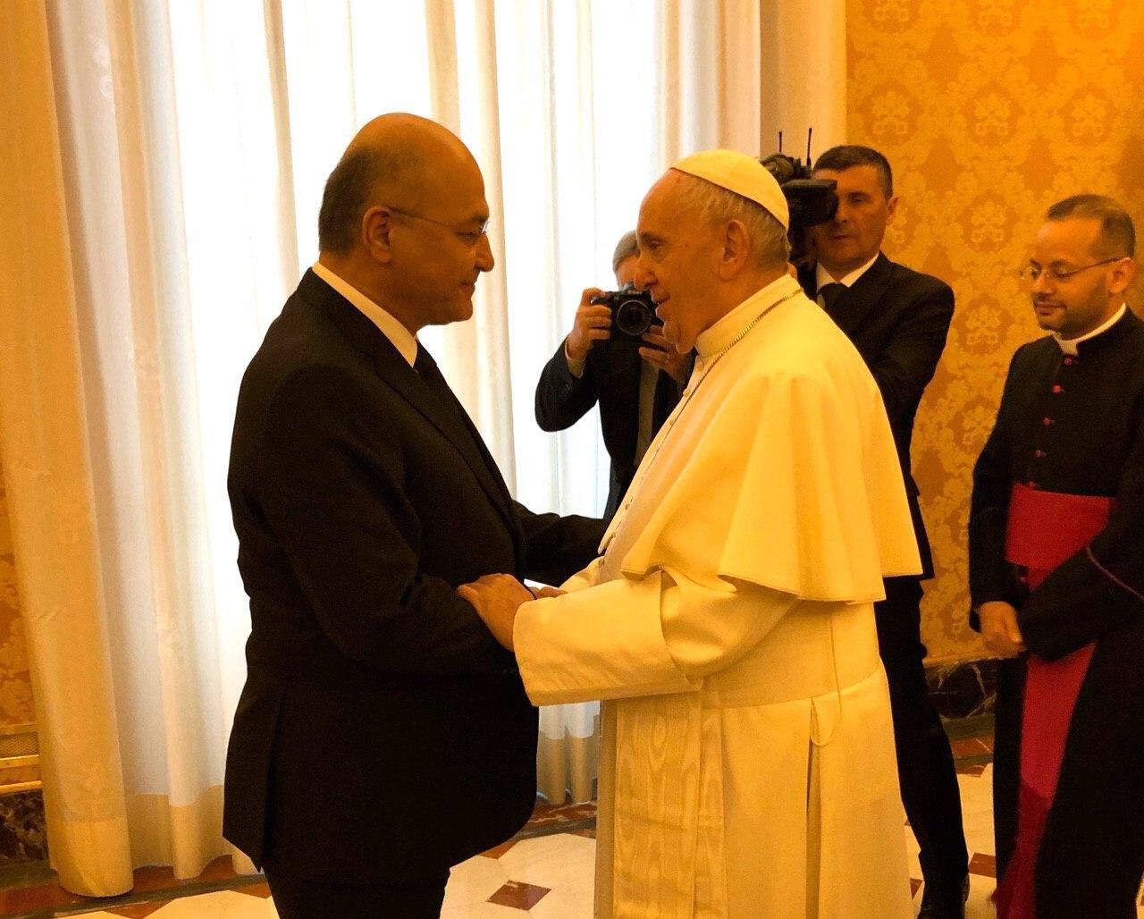 بالصور.. برهم صالح يلتقي بابا الفاتيكان