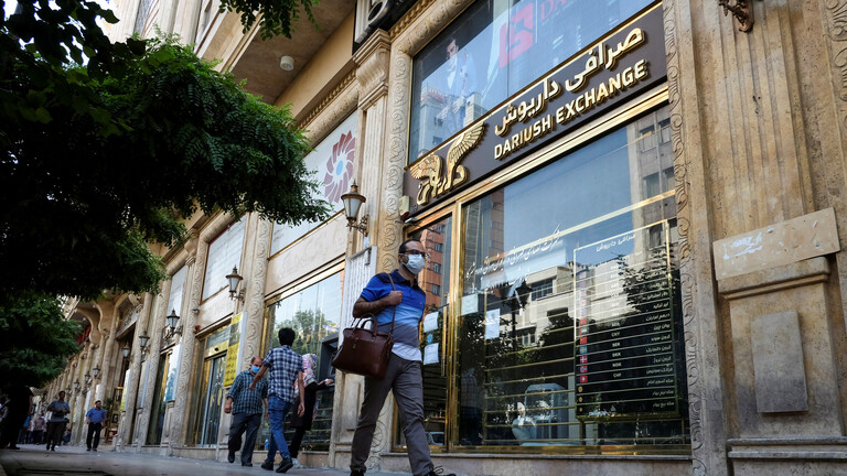 وزير الصحة الإيراني: كورونا كالقنبلة التي يحملها المواطنون أثناء تنقلهم