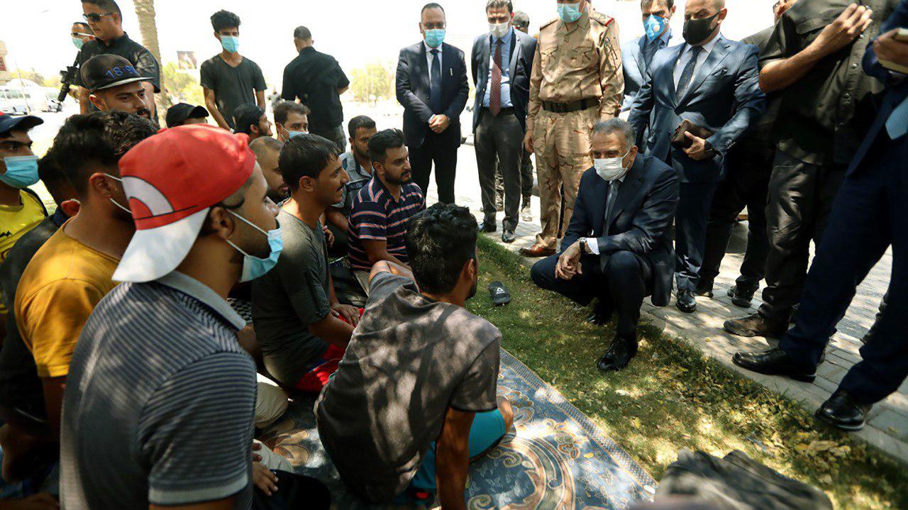 الكاظمي ينزل الى الشارع ويلتقي بمجموعة من المتظاهرين الخرّيجين (صور)