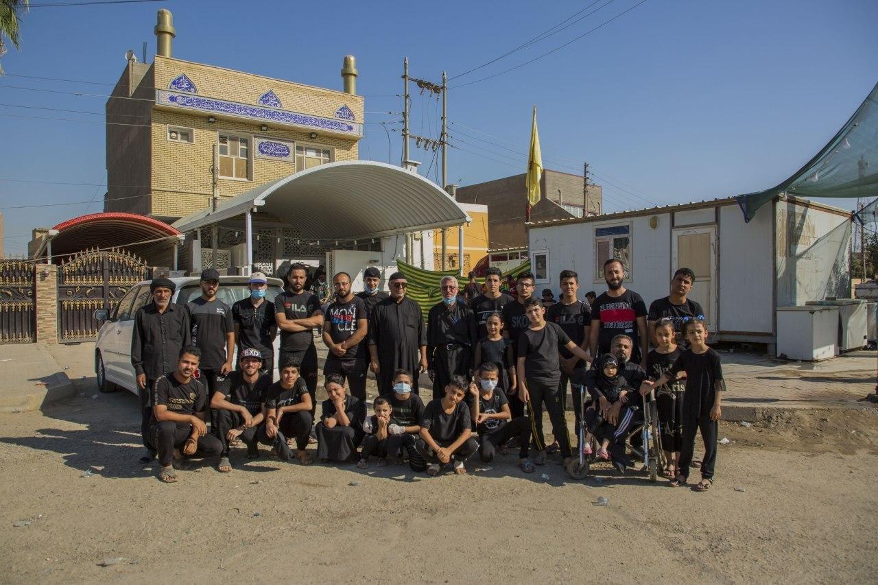 بنى حسينية وموكبا ومؤسسة خيرية .. طبيب يعالج ويطعم ويسير مع الزائرين (صور)