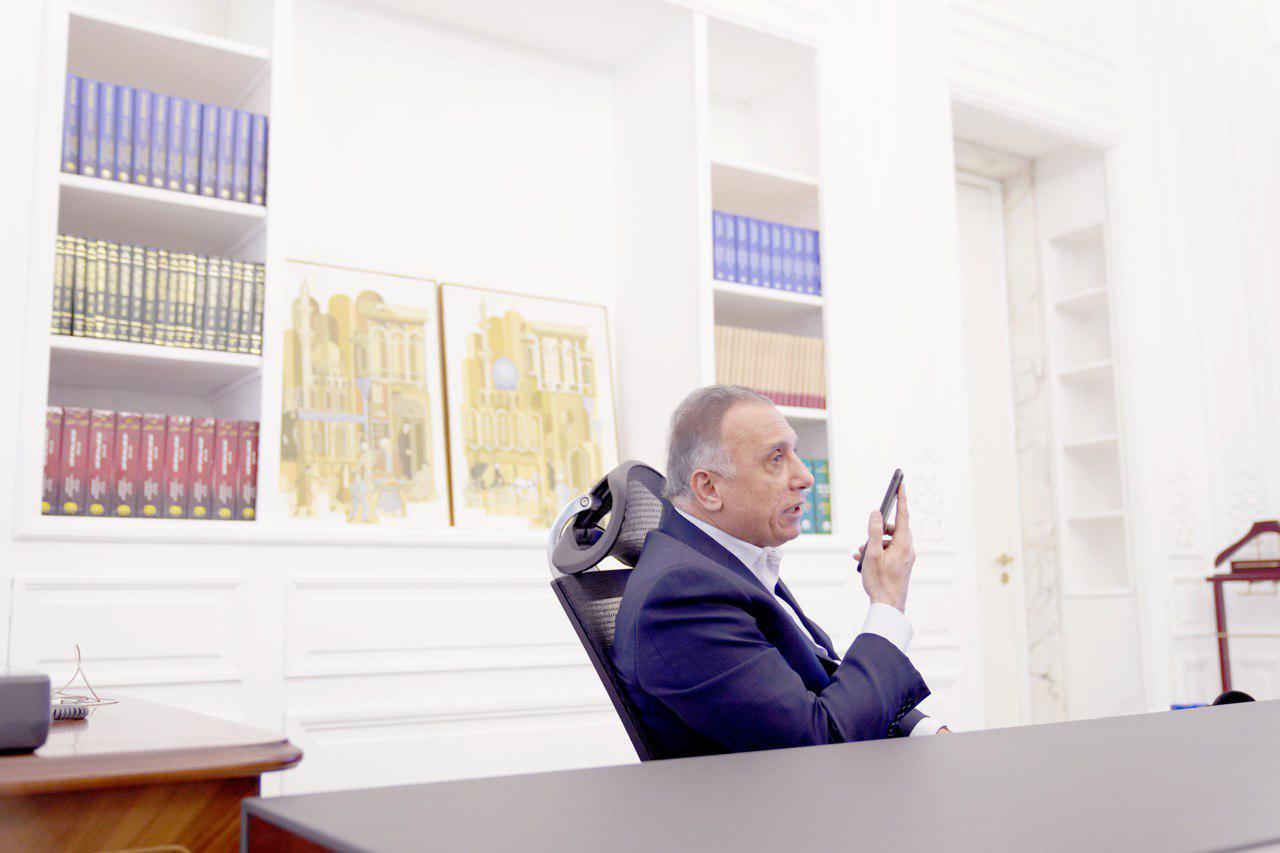 بالفيديو.. الكاظمي يعتذر لاحد مدراء المدارس في الناصرية