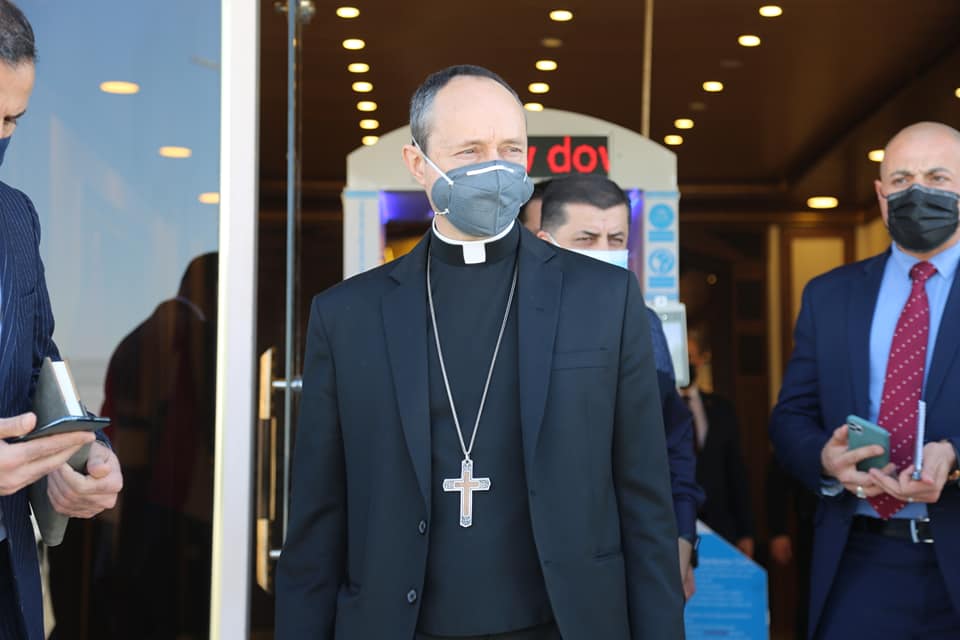 قبل زيارة البابا.. وصول وفد من الفاتيكان إلى النجف (صور)