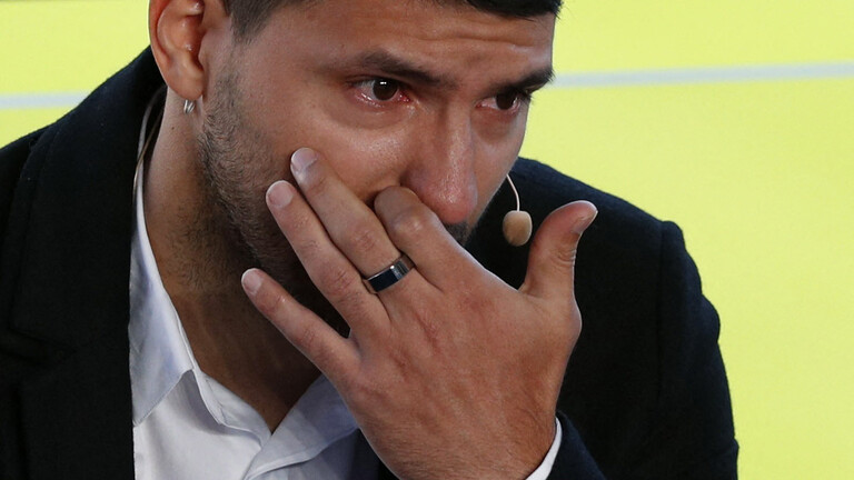 بالدموع.. أغويرو نجم برشلونة ينهي مسيرته الكروية (فيديو)