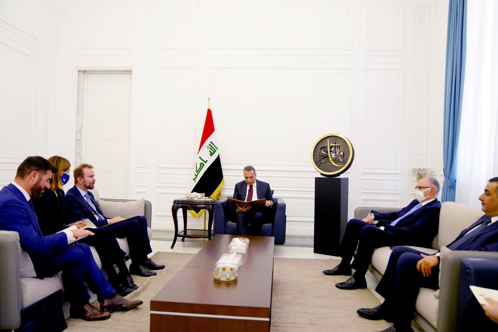 سفير الاتحاد الأوروبي يبارك للكاظمي رفع العراق من قائمة مخاطر تمويل الإرهاب