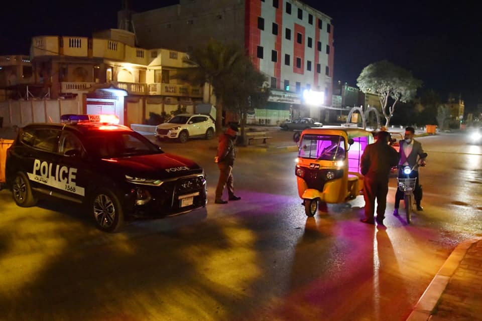 شرطة كربلاء بالمرصاد.. القبض على متهم حاول ادخال "كيلو كرستال" وأكثر من ألف حبة مخدرة (صور)