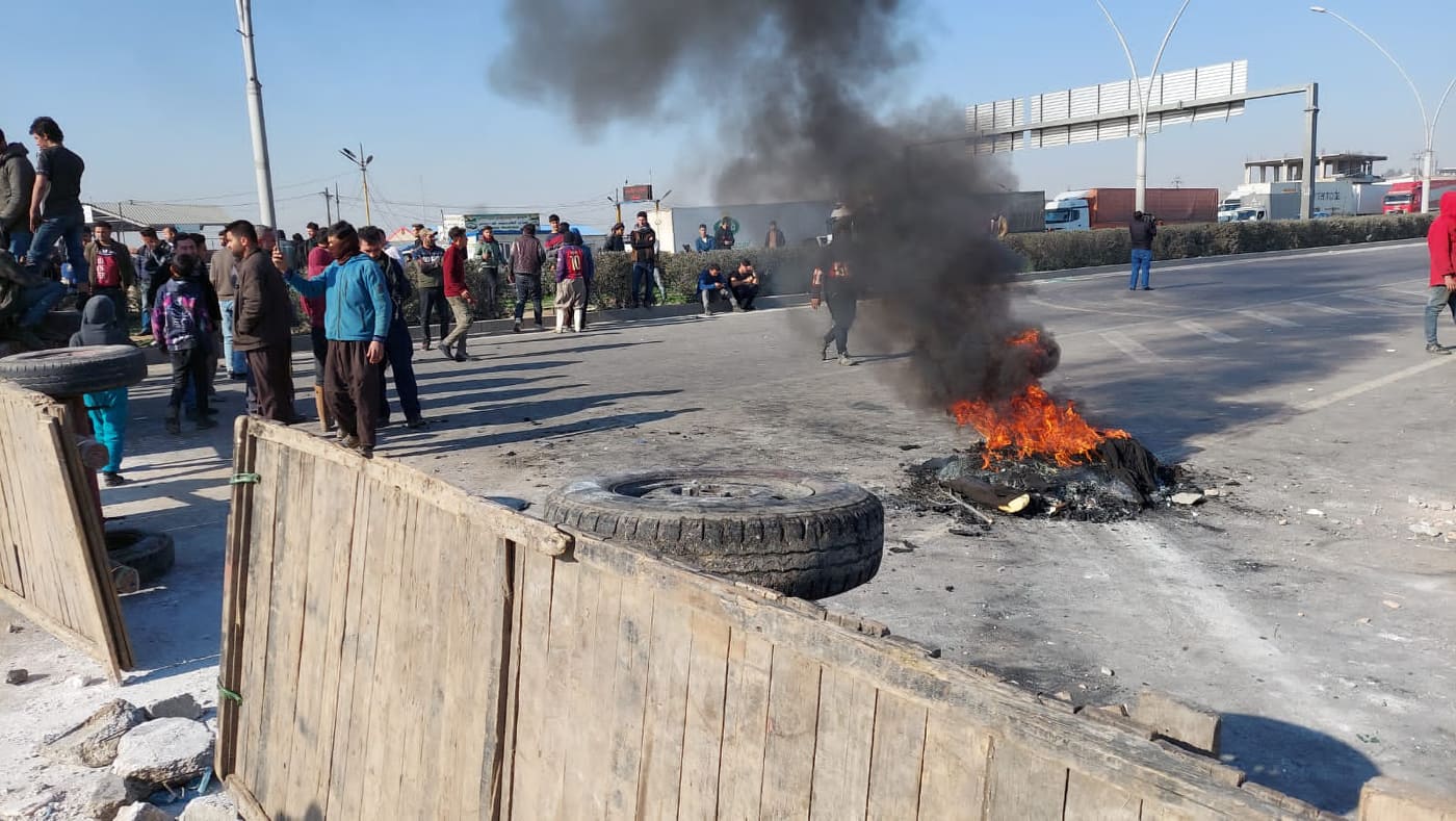 محتجون غاضبون يغلقون طريقا رئيسيا في اربيل ويعتقلون مسلحين (صور)