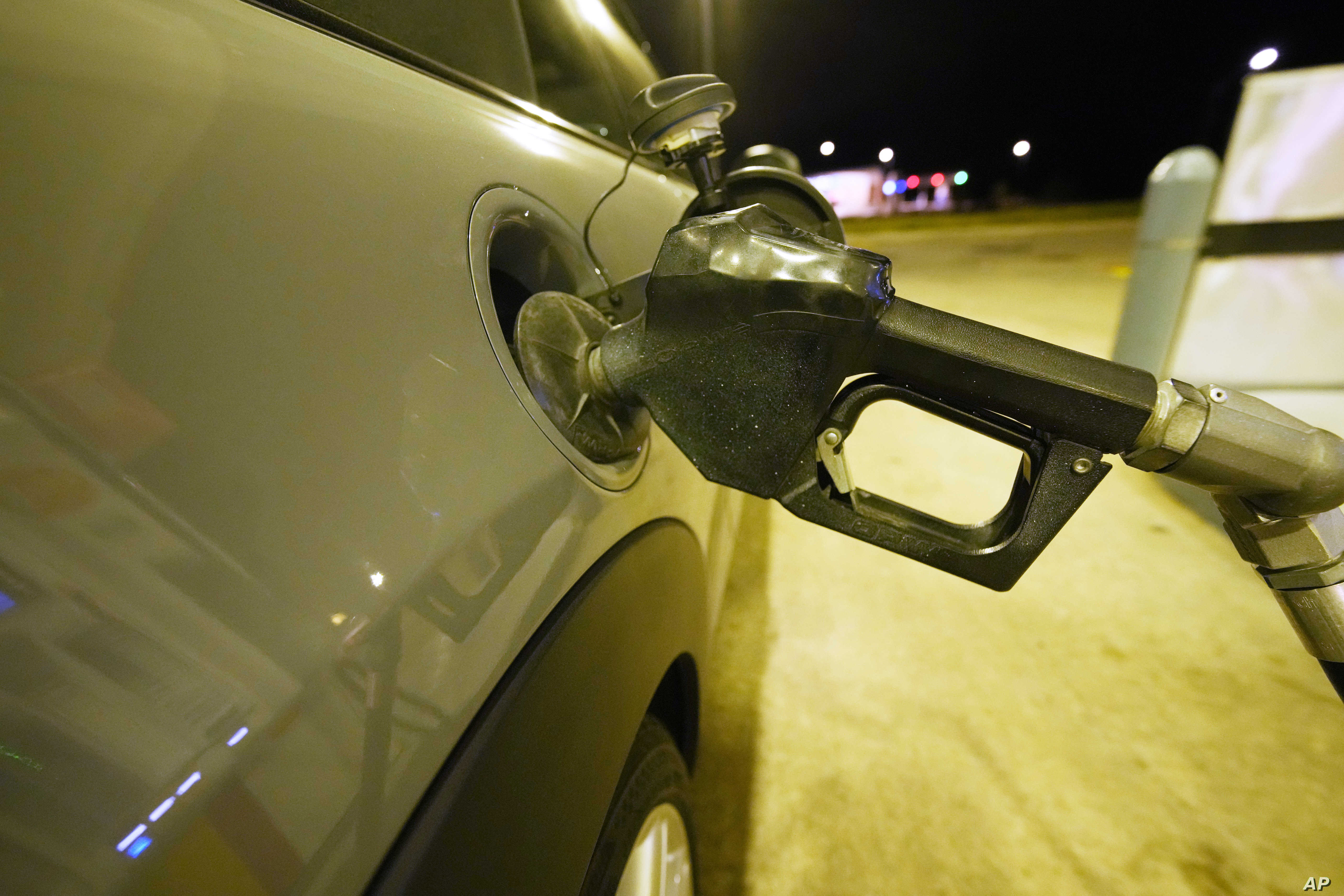 من إيران والامارات.. العراق يستورد مليون لتر بنزين محسن يومياً