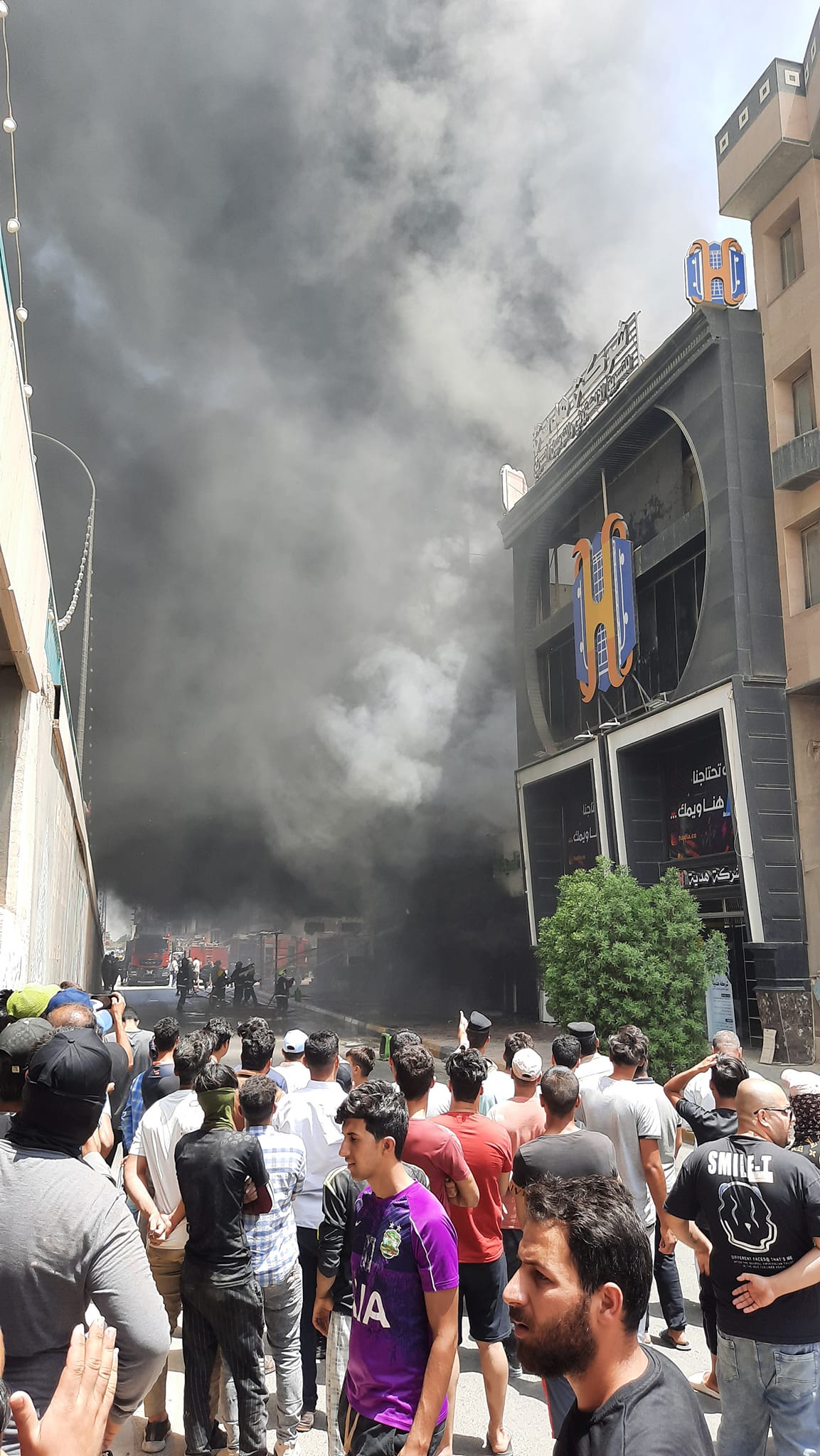 بالفيديو.. حريق كبير في شارع السناتر وسط كربلاء