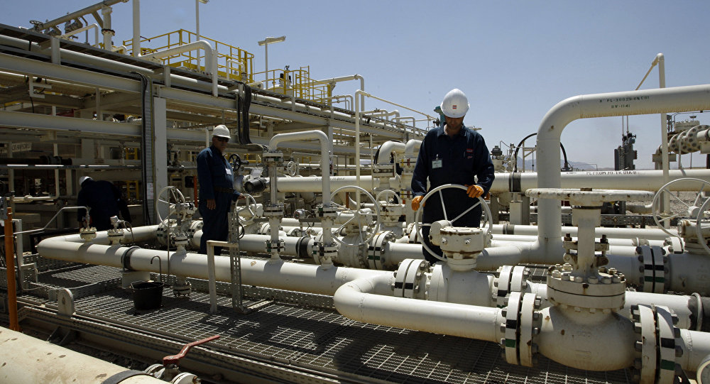 النفط ينخفض قبل محادثات أوبك+ بشأن خفض الإمدادات