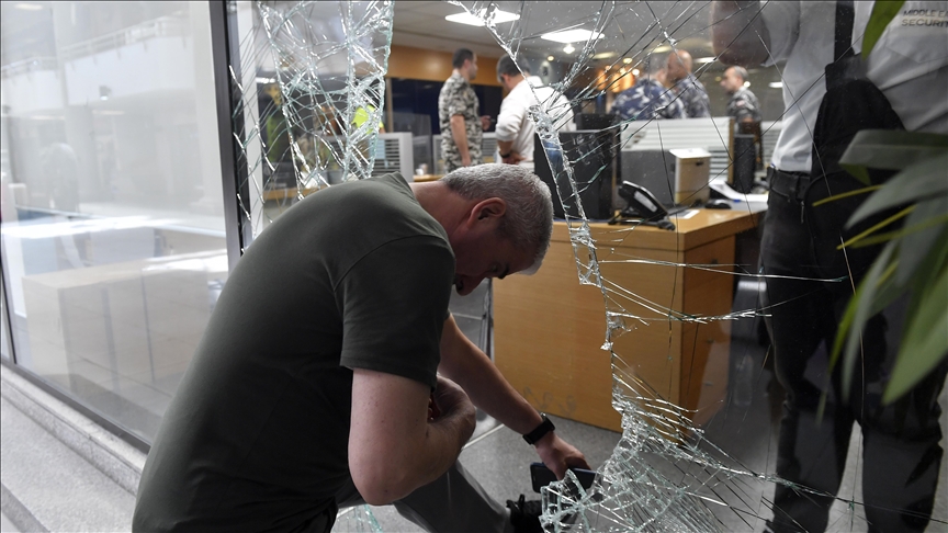 من قبل نواب ومواطنين.. موجة اقتحامات المصارف اللبنانية تعود إلى الواجهة من جديد