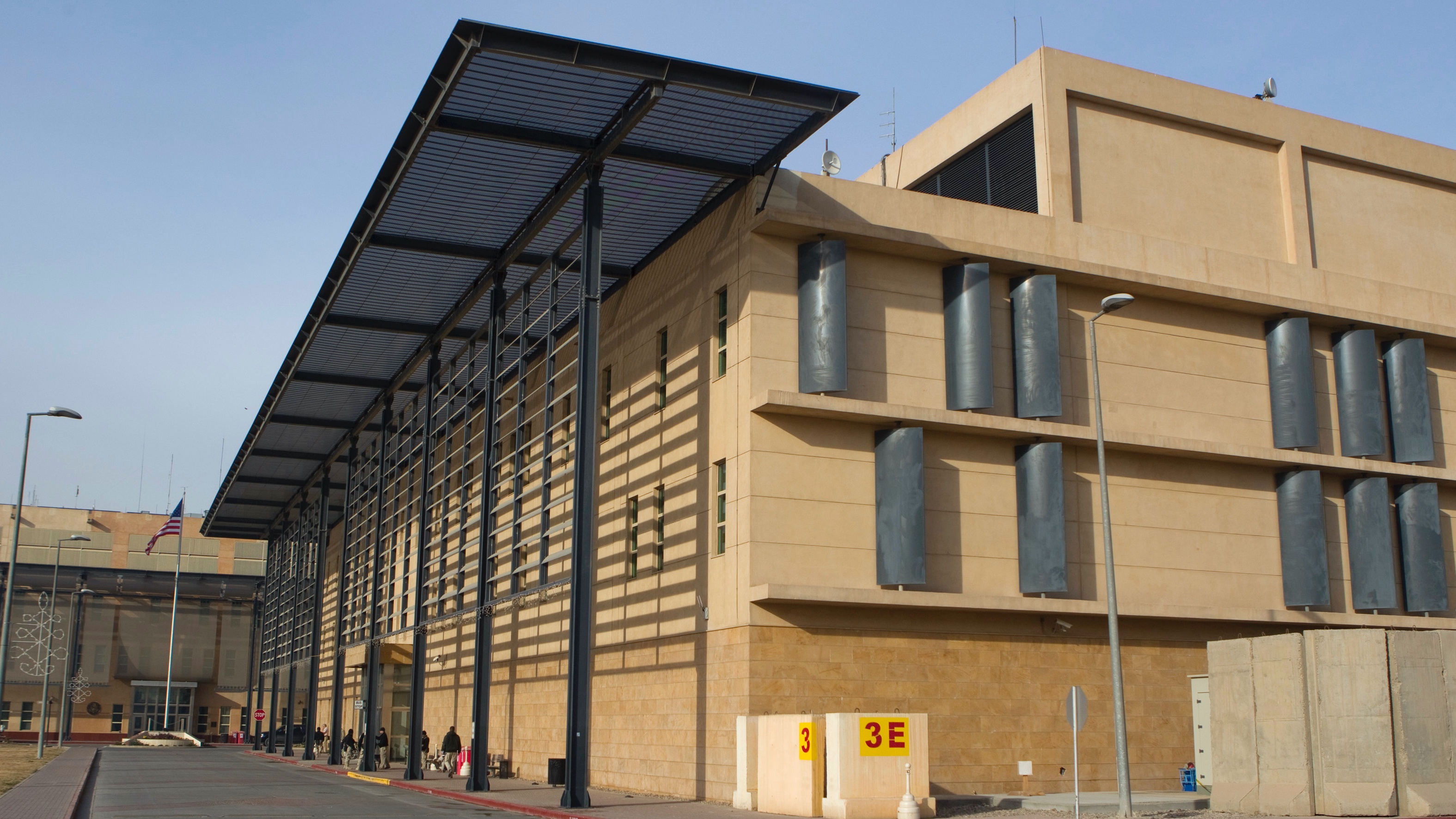 اعلن دعمه للحكومة.. الاطار التنسيقي يصف قصف السفارة الامريكية في بغداد بـ"الحادثة الارهابية المشبوهة"