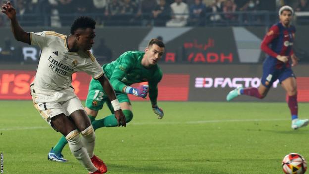 برباعية.. ريال مدريد "يمزق شباك" برشلونة ويتوج بطلا للسوبر الإسباني