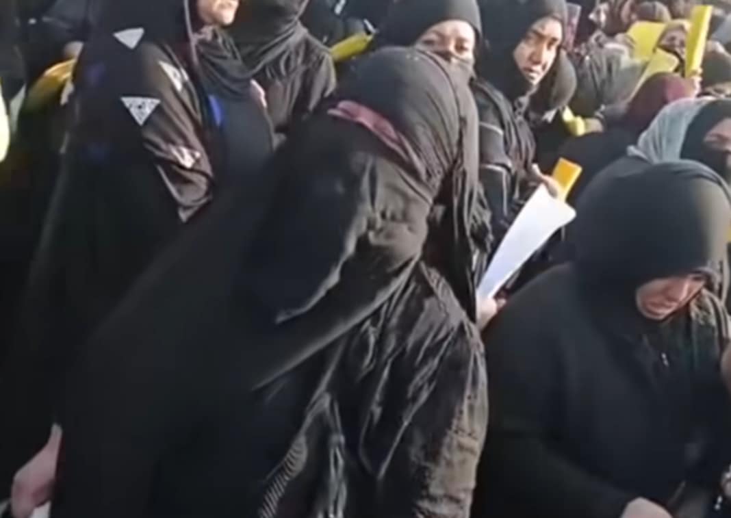 أبناؤها وزوجها "دواعش".. "أم القيرة" في قبضة القوات الأمنية بنينوى (فيديو)