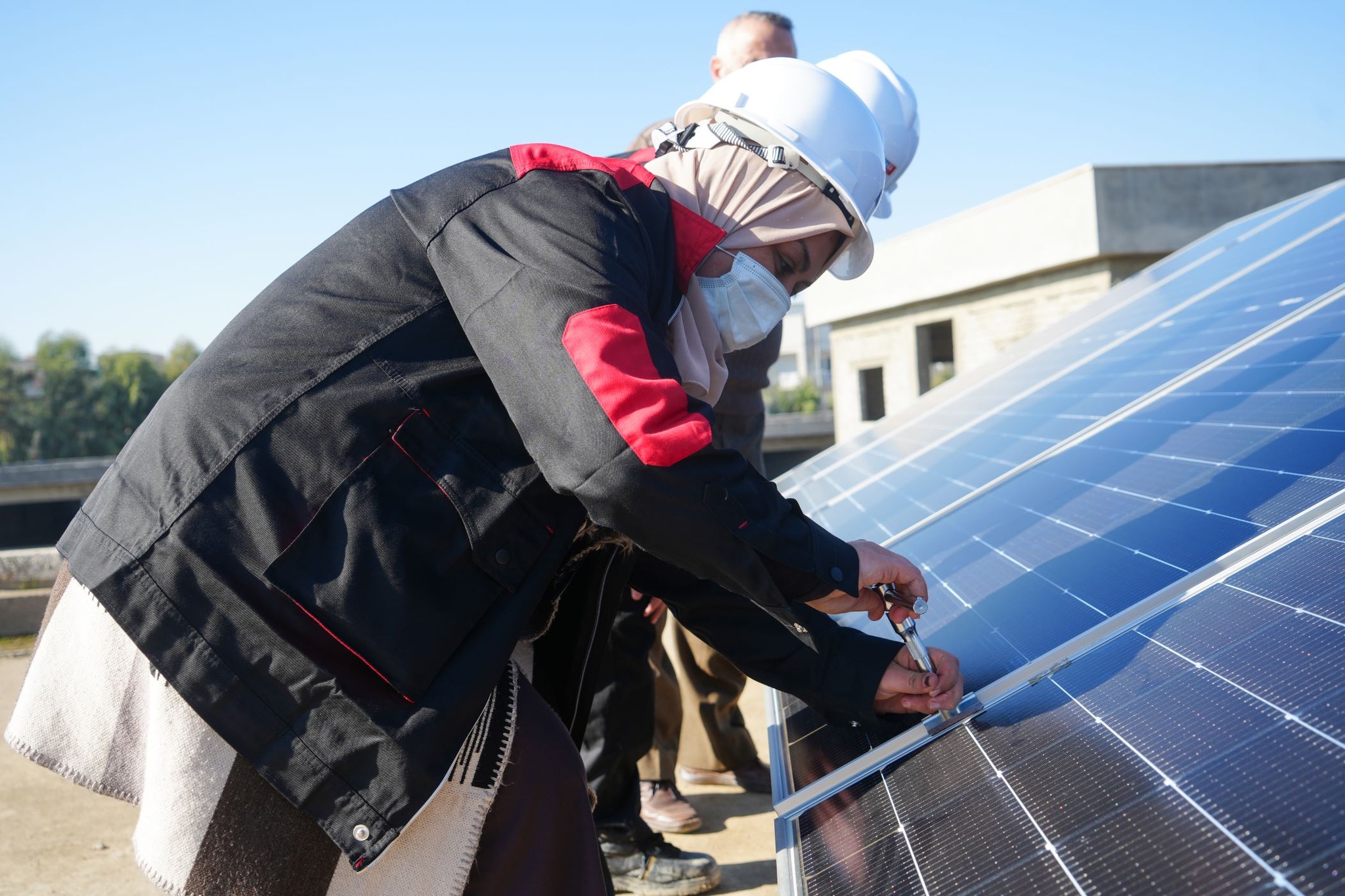 دعوات السكان لشراء الطاقة الشمسية هل تمثل بديلا عن الكهرباء الوطنية؟