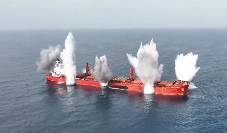 الحوثيون ينشرون تسجيلاً مصوراً لعملية إغراق "ماجيك سيز" (فيديو)