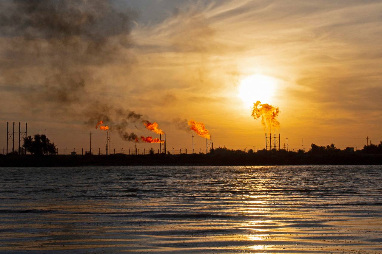 النفط يتجه لتسجيل مكاسب اسبوعية وسط مخاوف بشأن الإمدادات الروسية