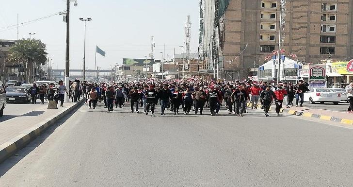 بالصور.. المئات من متظاهري النجف يتوجهون الى ساحة الصدرين