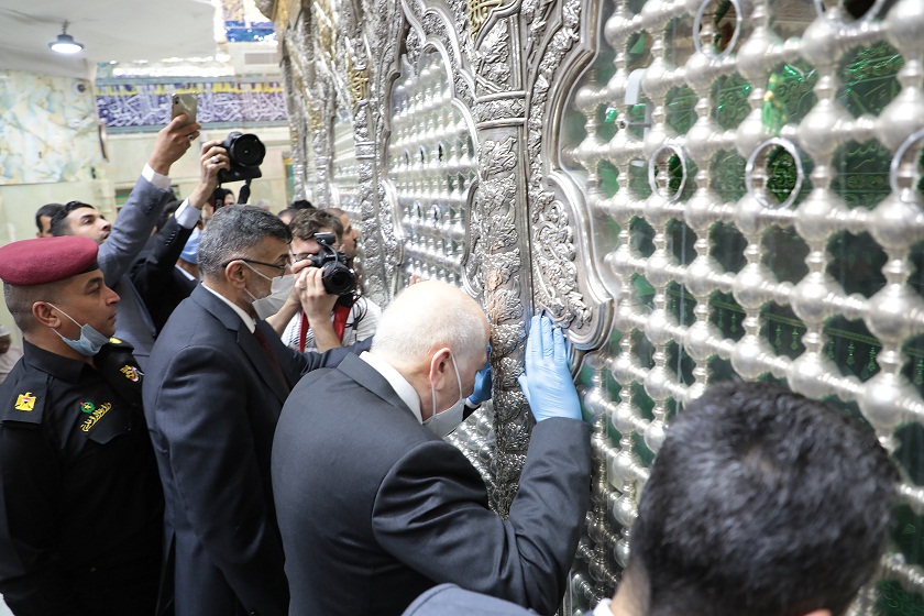 بالصور :وزير الصحة يزور مرقد الامام الحسين عليه السلام