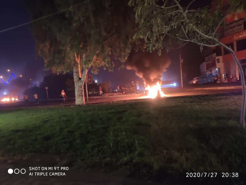 محتجون غاضبون يقطعون طريقا حيويا وسط كربلاء بسبب تردي الكهرباء