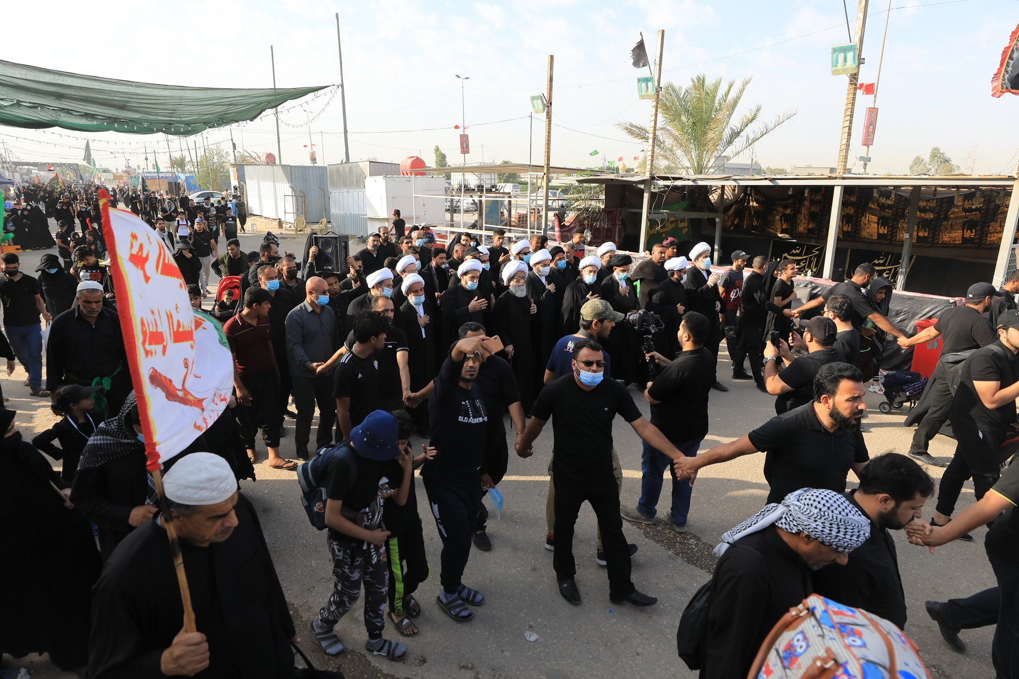 بالصور:المرجع النجفي يشارك الزائرين بزيارة الاربعين