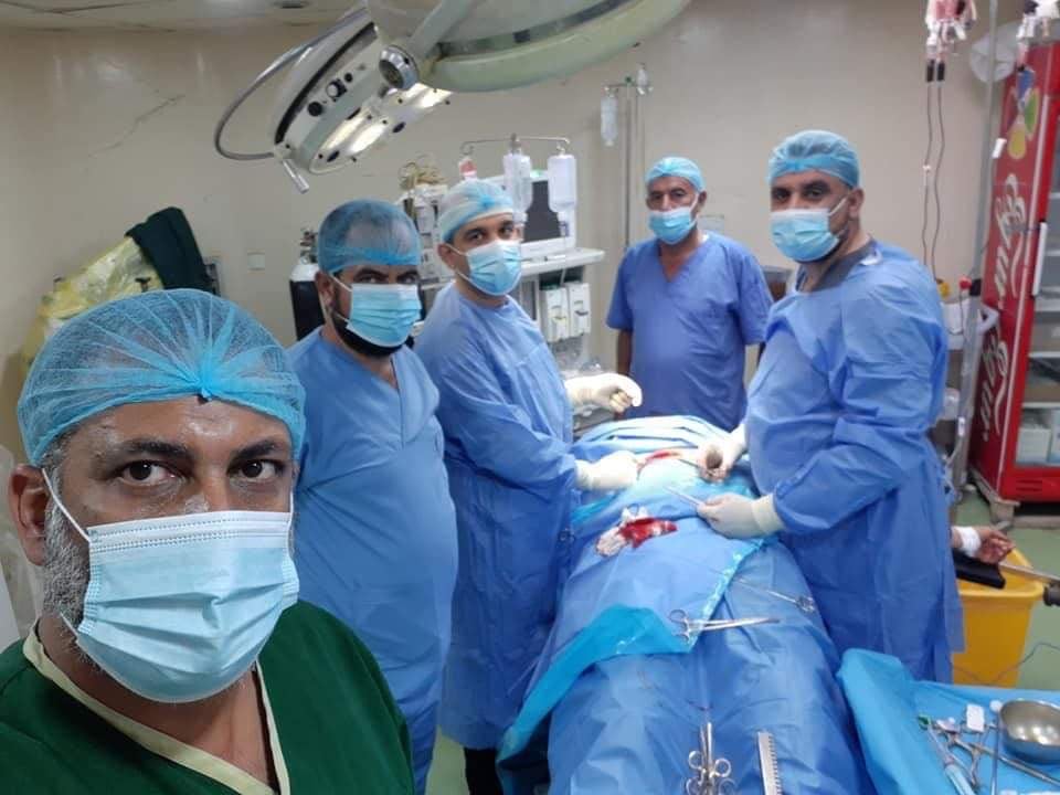 مصور:كربلائي ينقذ حياة زائر بصري بعد سقوطه على " سيخ معدني " إخترق قلبه