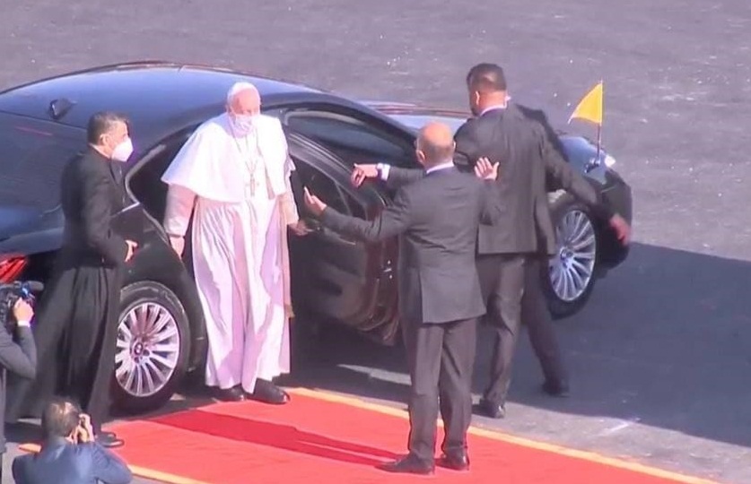 الرئيس صالح يشكر بابا الفاتيكان ويذكر موقف جنود عراقيين أعادوا صليب إحدى كنائس الموصل إلى مكانه وادوا له التحية