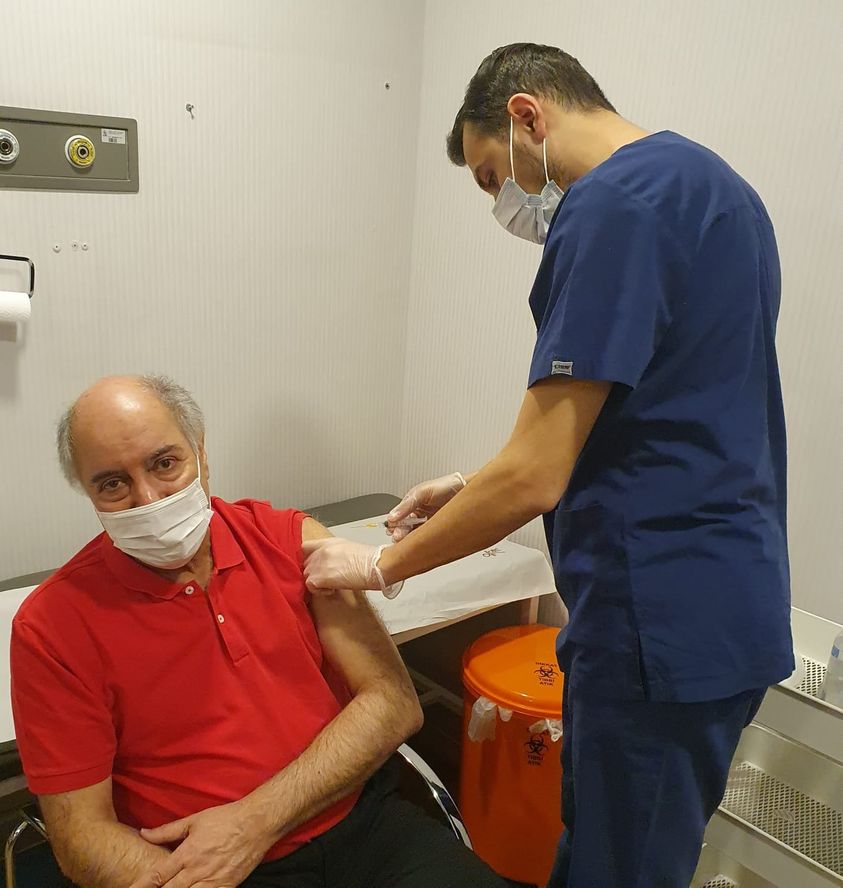 وزير وسفير سابق: هناك جريمة ترتكب في العراق.. لقاحـات كـورونـا تباع خارج إطار الدولة