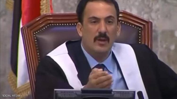 شاهد :صورة لصدام حسين تحت الاقدام في مجلس عزاء القاضي الذي حاكمه