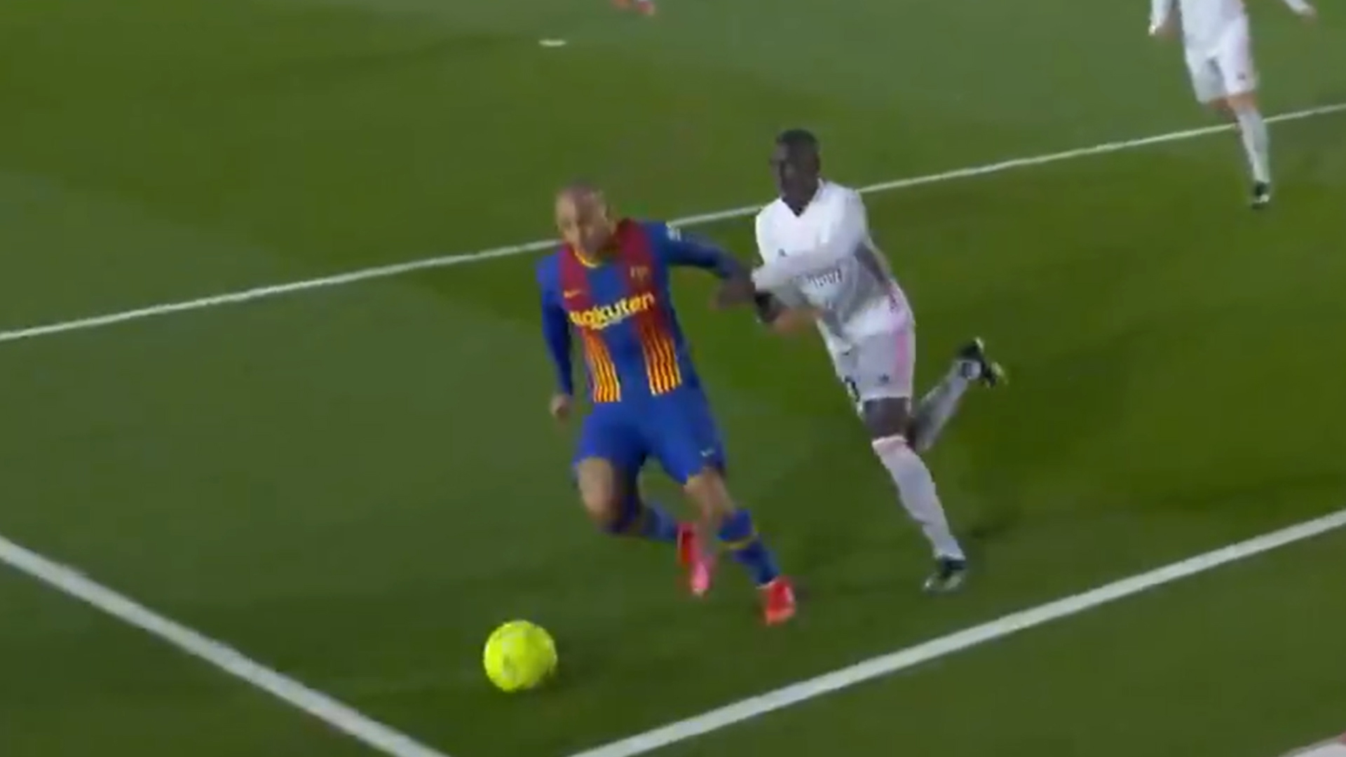 هل يستحق برشلونة الحصول على ركلة جزاء في الكلاسيكو؟