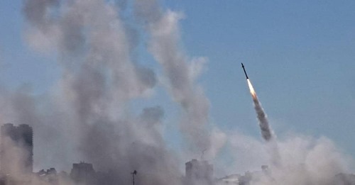 حماس تطلق عشرات الصواريخ على مفاعل ديمونا النووي الاسرائيلي