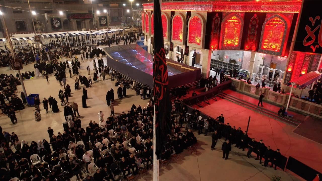 فيديو:راية الامام الحسن المجتبى السوداء ترفع عند مرقد الامام الحسين بمناسبة ذكرى استشهاده