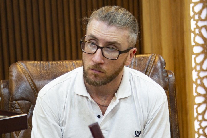 باحث أمريكي يحل ضيفاً في كربلاء لتوثيق زيارة الاربعين