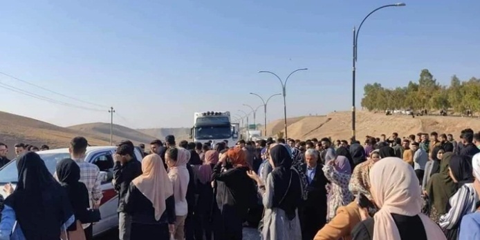 طلاب السليمانية يصعدون تظاهراتهم ويقطعون طريقا رئيسيا