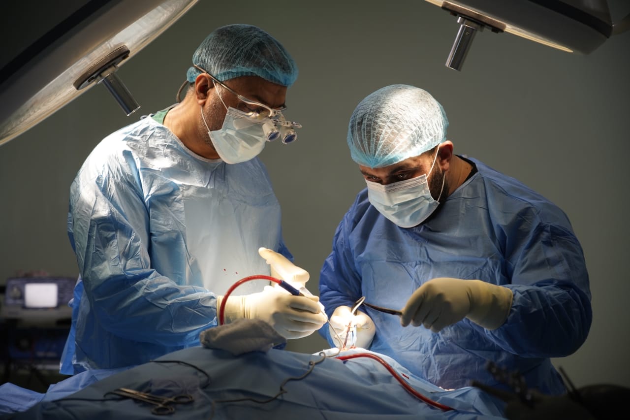 كان وضعهُ حرجاً " .. فريق طبيٍ كربلائي يُنقذ حياةِ مُواطنٍ تعَرض لطعناتِ سكّين كادت تُودي بحياته(صور)